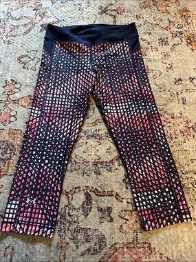 Under Armour women’s Navy Capri Leggings with Pink Geometric Print